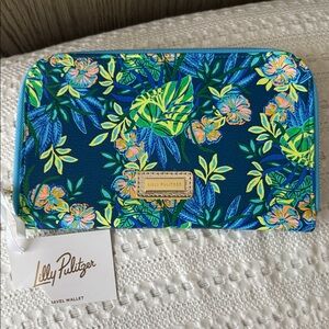 NWT Lilly Pulitzer Travel Wallet in The Hottest Spot Navy